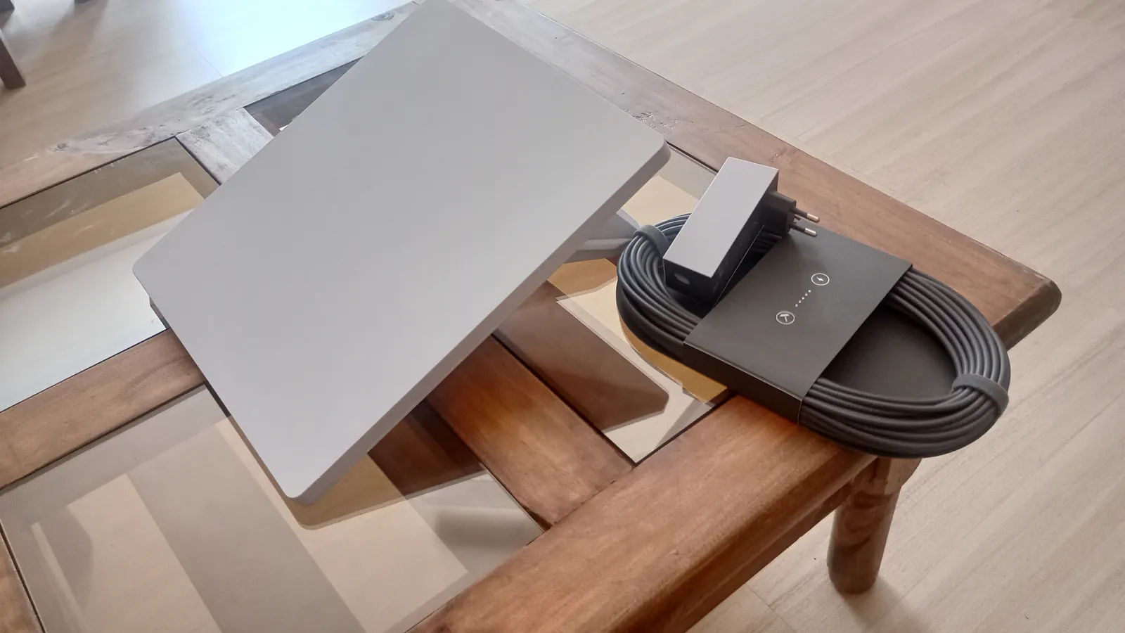 Equipo Starlink Mini con su router y cable